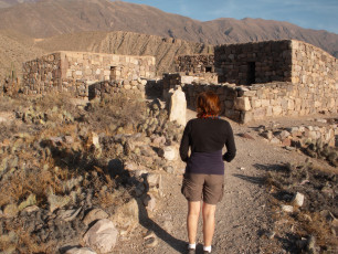 Sylvia vor Pre-Inka Hütten