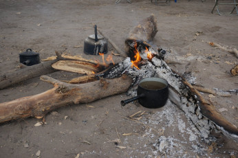 Lagerfeuer: für Kaffeewasser und zum Schutz vor wilden Tieren