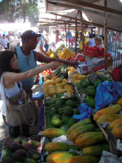 Obststand am Bauernmarkt Copacabana
