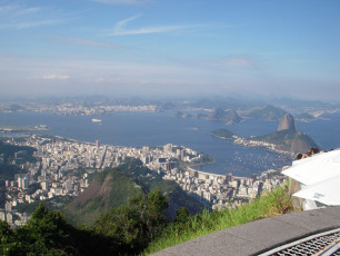 Blick auf Rio vom Corcovado-Felsen: Centro und Zuckerhut