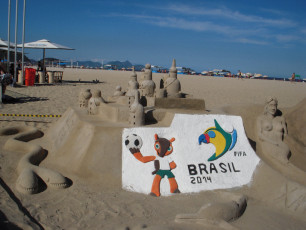 Wie viele Einwohner Rios freut sich dieser Sand-Künstler auf die WM 2014