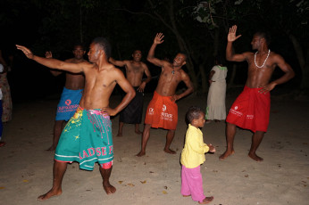 Die ganze Familie tanzt den Bula-Dance