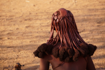 Himba-Frisur aus der Nähe betrachtet