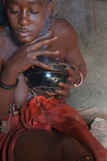 Himba-Frau bei Räucherzeremonie