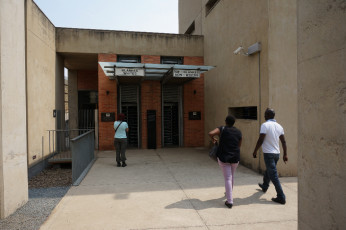 Apartheid Museum: getrennte Eingänge für Schwarz und Weiss