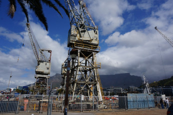 Kräne an der Waterfront Kapstadt mit Tafelberg im Hintergrund