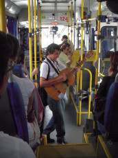 Straßenmusiker - im Bus