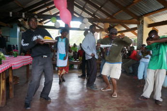 Zambianische Spezialität: der 'Messertanz': Kuchen und Messer werden uns tanzend überreicht